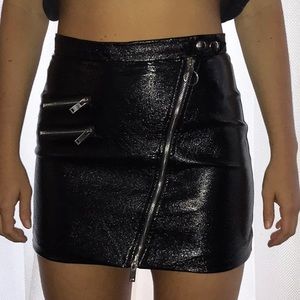 Shiny faux leather skirt